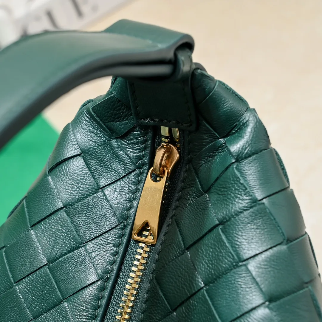 Batch 1360 #BvWallace Shoulder Lunch Bag 🔥 A lunch box bag that you can just grab and go. It is made of classic intrecciato weaving technology and reflects the craftsmanship of Bottega. The entire bag is made of top-grade happa lambskin. It is very soft and lightweight. The small bag shape is cute and exquisite. The interior capacity is also very large and can be carried under the arm. It is quite practical! The bottom of the bag is made of gold metal to prevent wear and tear. The details are really good! Choose this elegant commuting bag for Zaoba people~ Size: 22x13x9.5, model number; 7748#